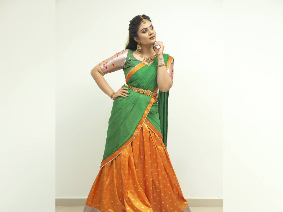 ఆకుపచ్చ రంగు లంగా ఓణిలో అందాల శ్రీముఖి