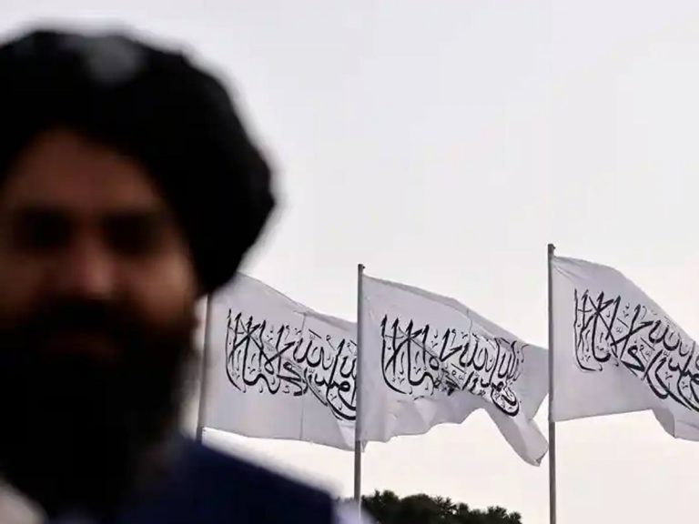 అఫ్ఘన్లో ఎగిరిన తాలిబన్ల జెండా.. అమెరికాకు కౌంటర్..!