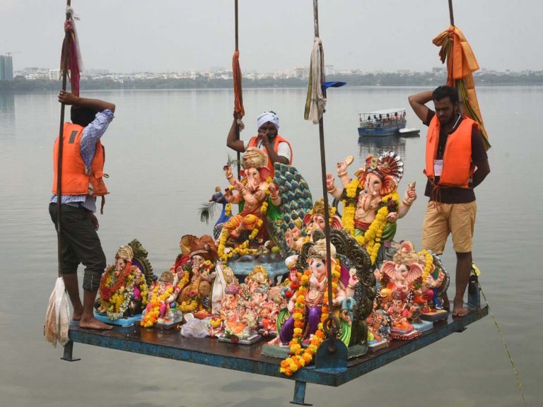 న‌గ‌రంలో కొన‌సాగుతున్న గ‌ణేశ్ నిమ‌జ్జనం… బారులు తీరిన గ‌ణ‌ప‌య్య‌లు…