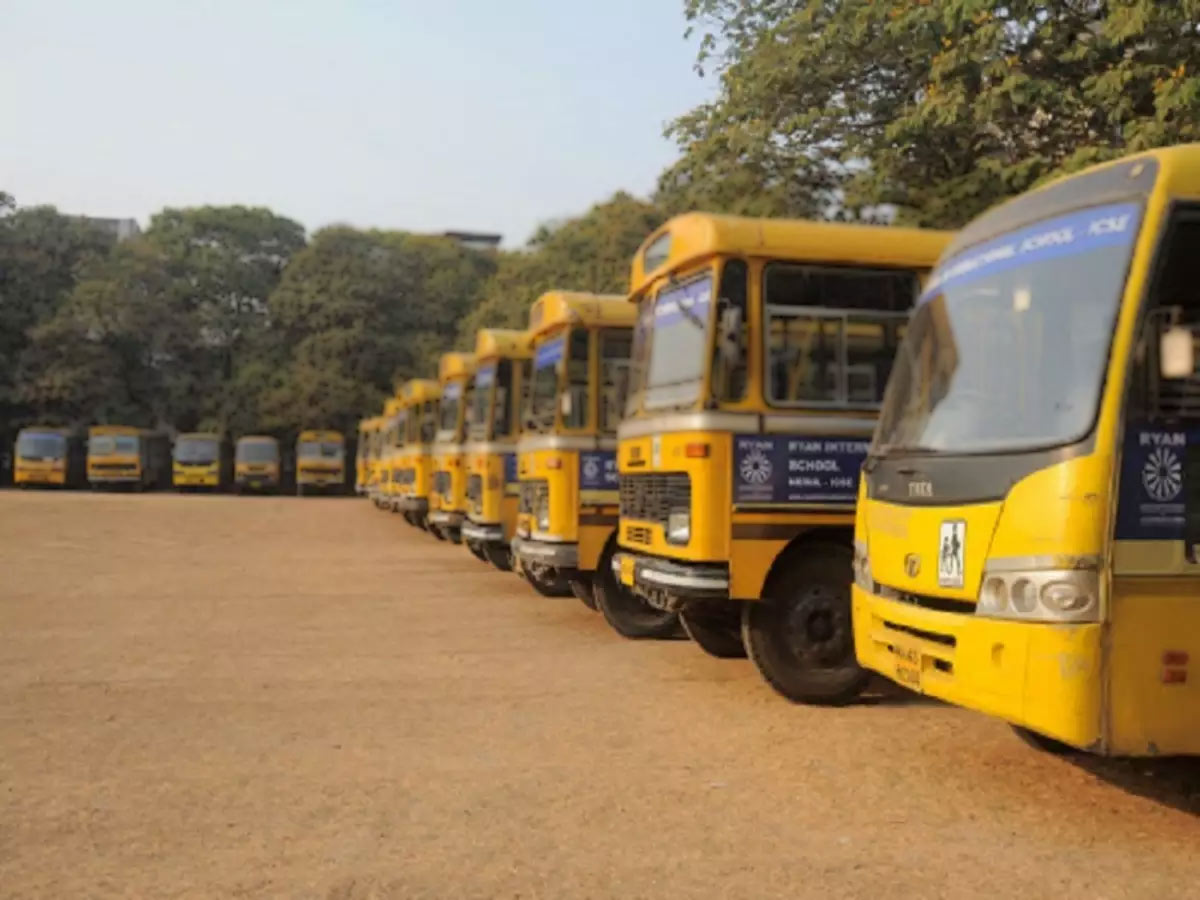 నేడు మరో 15 స్కూల్ బస్సులను సీజ్ చేసిన అధికారులు…