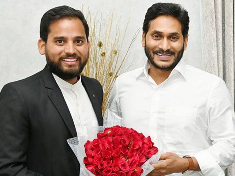 సీఎం జగన్‌ ను కలిసిన పర్వతారోహకుడు తుకారాం