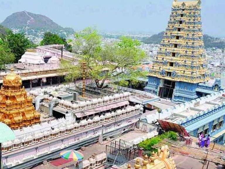 రాజకీయ నాయకుల ఉత్సాహం.. దుర్గమ్మ భక్తులకు అసహనం..!