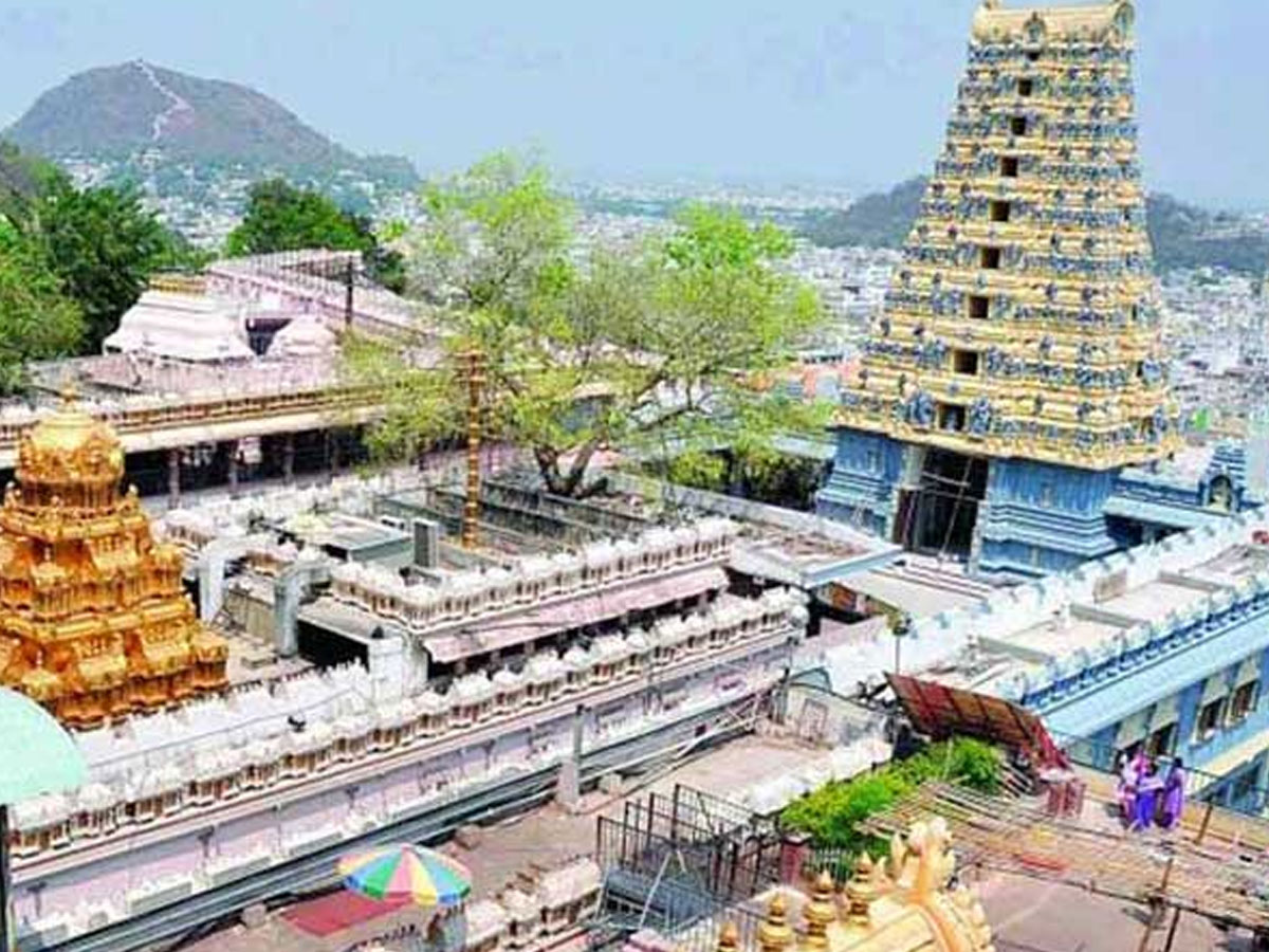 రాజకీయ నాయకుల ఉత్సాహం.. దుర్గమ్మ భక్తులకు అసహనం..!