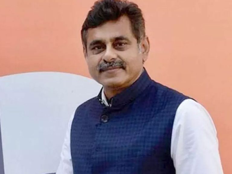 రాజకీయాల్లో ‘కొండా’ సేఫ్ గేమ్ ఆడుతున్నారా?