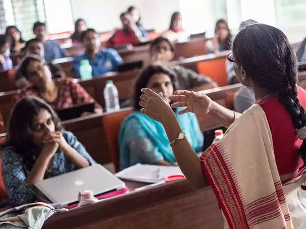 డిగ్రీ కాలేజ్ లెక్చరర్ల బదిలీలకు ఏపీ ప్రభుత్వం గ్రీన్ సిగ్నల్