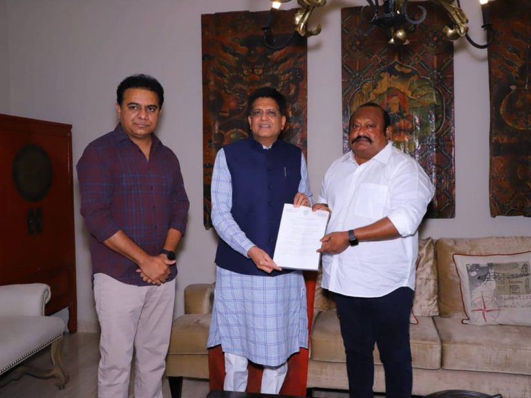 కేంద్రమంత్రి పియూష్ గోయల్ ని కలిసిన మంత్రి కేటీఆర్