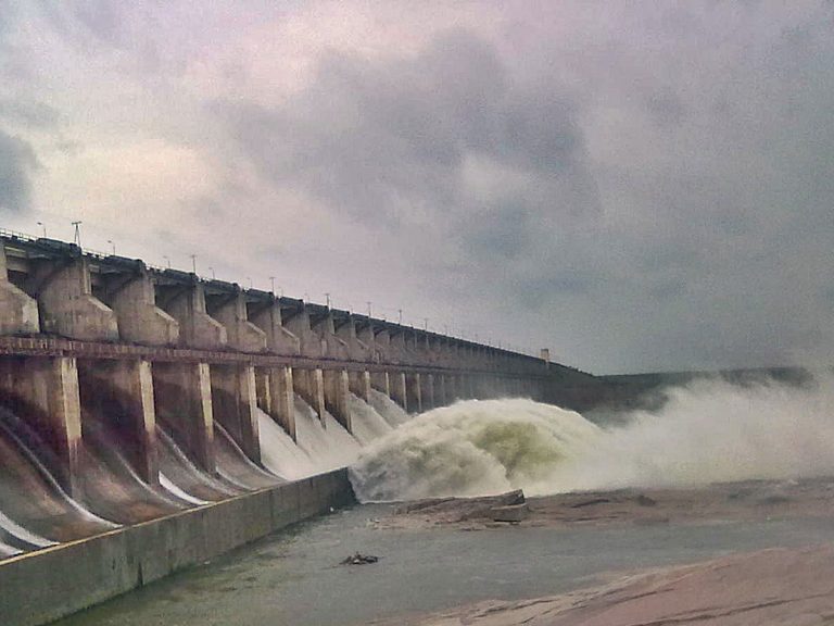 శ్రీరాంసాగర్ ప్రాజెక్టు గేట్లు ఎత్తిన అధికారులు…