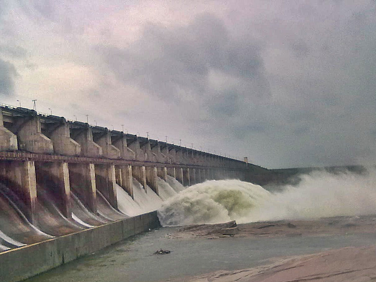 శ్రీరాంసాగర్ ప్రాజెక్టు గేట్లు ఎత్తిన అధికారులు…