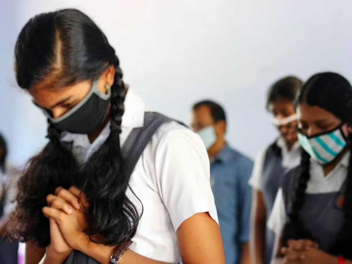 కరోనా భయం: పాఠశాలల్లో విద్యార్థులకు ఏది అభయం?