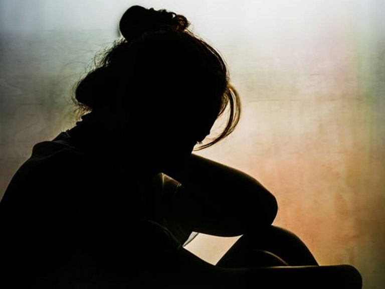 వికలాంగ టీచర్ విద్యార్థినులతో అసభ్య ప్రవర్తన.. పిల్లల ఫోటోలతో?