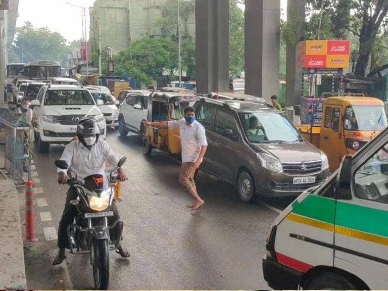 మానవత్వం చాటుకున్న హైదరాబాద్ ట్రాఫిక్ పోలీస్.. కేటీఆర్ ఫిదా !