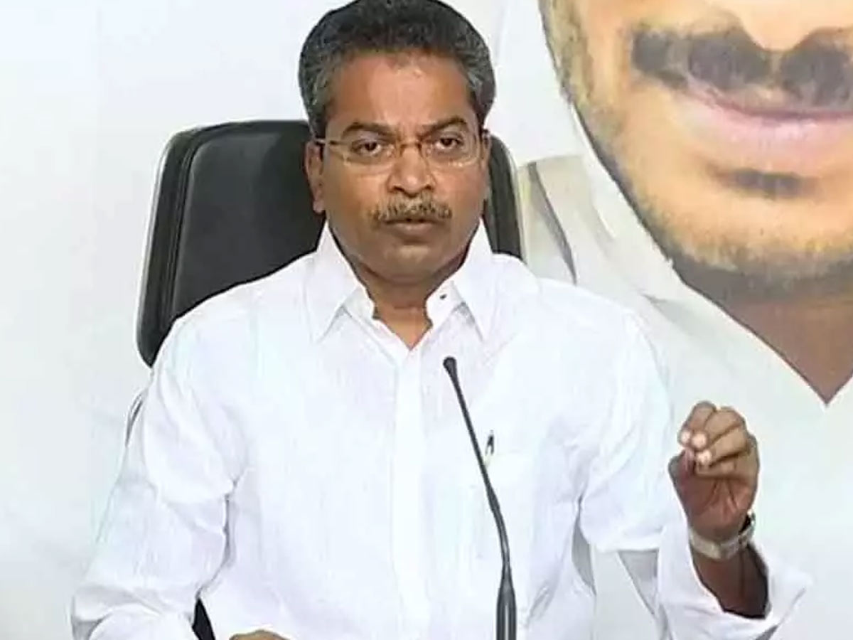 వర్షాలు తగ్గగానే రోడ్ల మరమ్మతు పనులు…