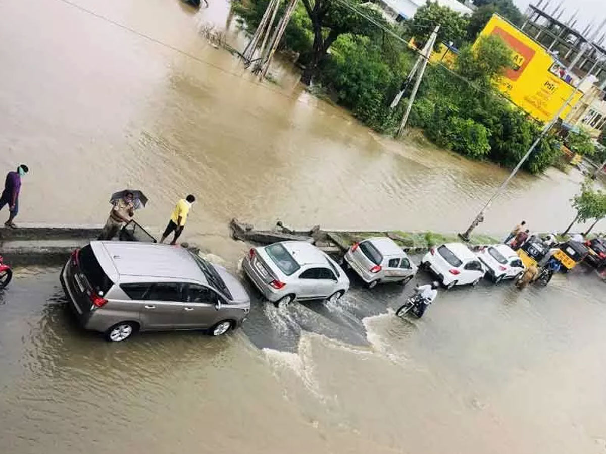 భారీ వర్షాల నేపథ్యంలో వరంగల్ అధికారులు అప్రమత్తం…