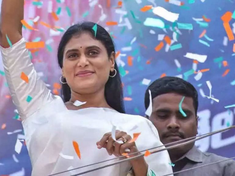 షర్మిల రాజకీయం @ అచ్చం అన్న తీరుగా.. జన సమీకరణలో మేటిగా..!
