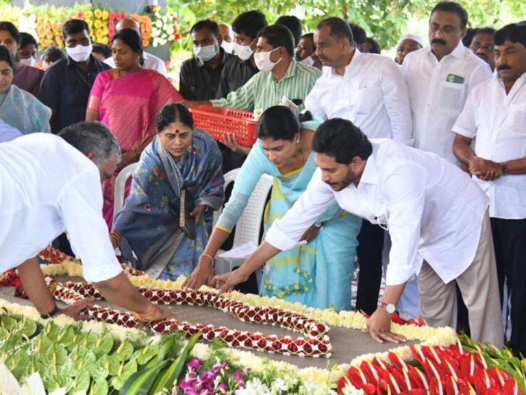 ‘నాన్నకు ప్రేమతో’.. ఒక్కటైన జగన్- షర్మిల