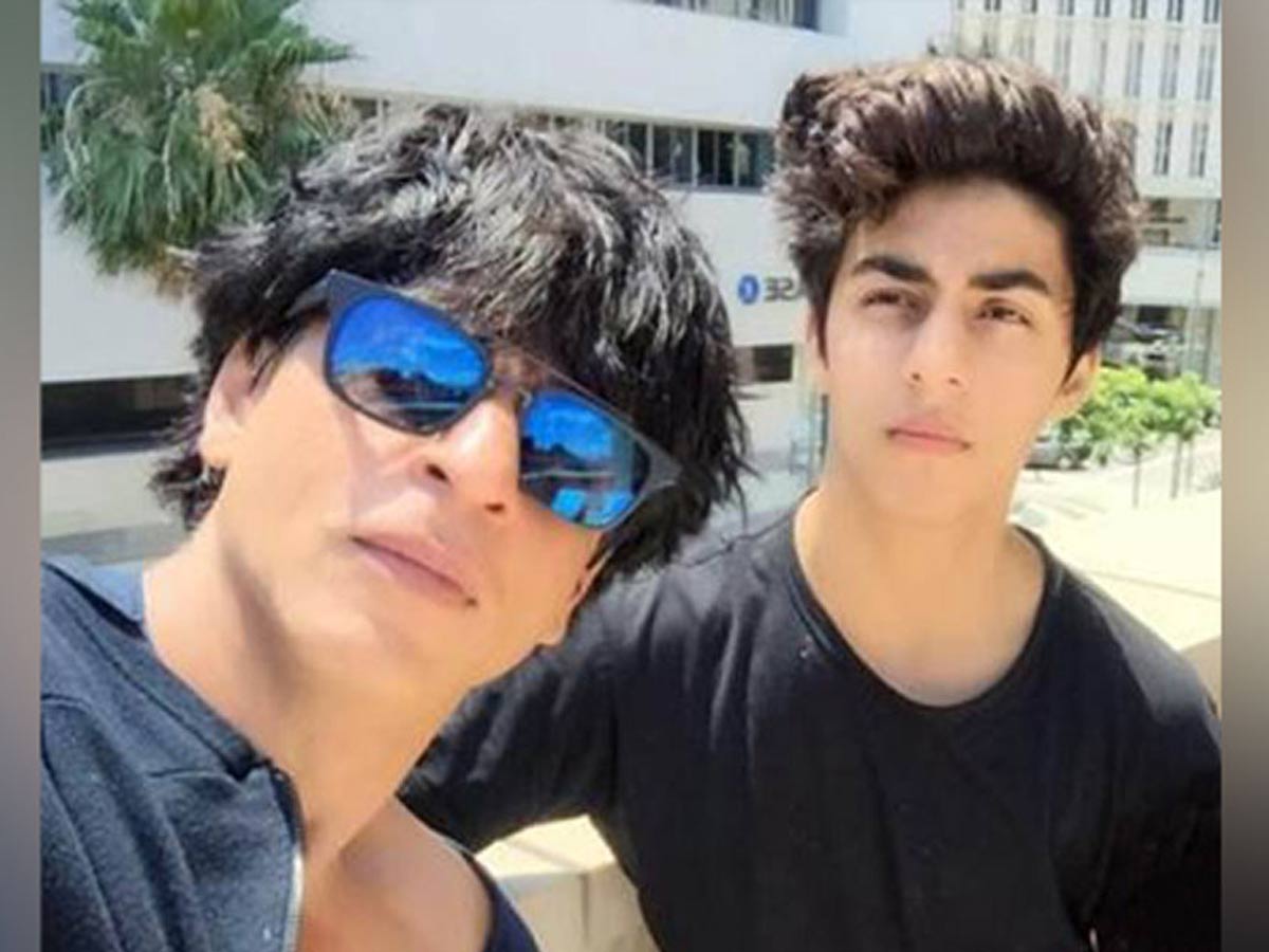 షారుఖ్ కుమారుడి వాట్సాప్‌ చాట్‌లో షాకింగ్ విషయాలు!