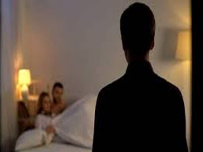 ప్రియుడితో భార్య రాసలీలలు.. భర్త నిద్రపోతుండగా మరో ముగ్గురితో కలిసి