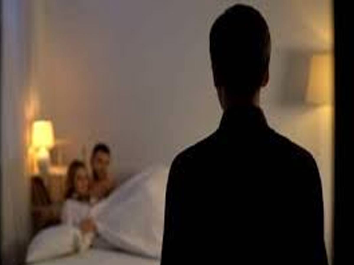 ప్రియుడితో భార్య రాసలీలలు.. భర్త నిద్రపోతుండగా మరో ముగ్గురితో కలిసి