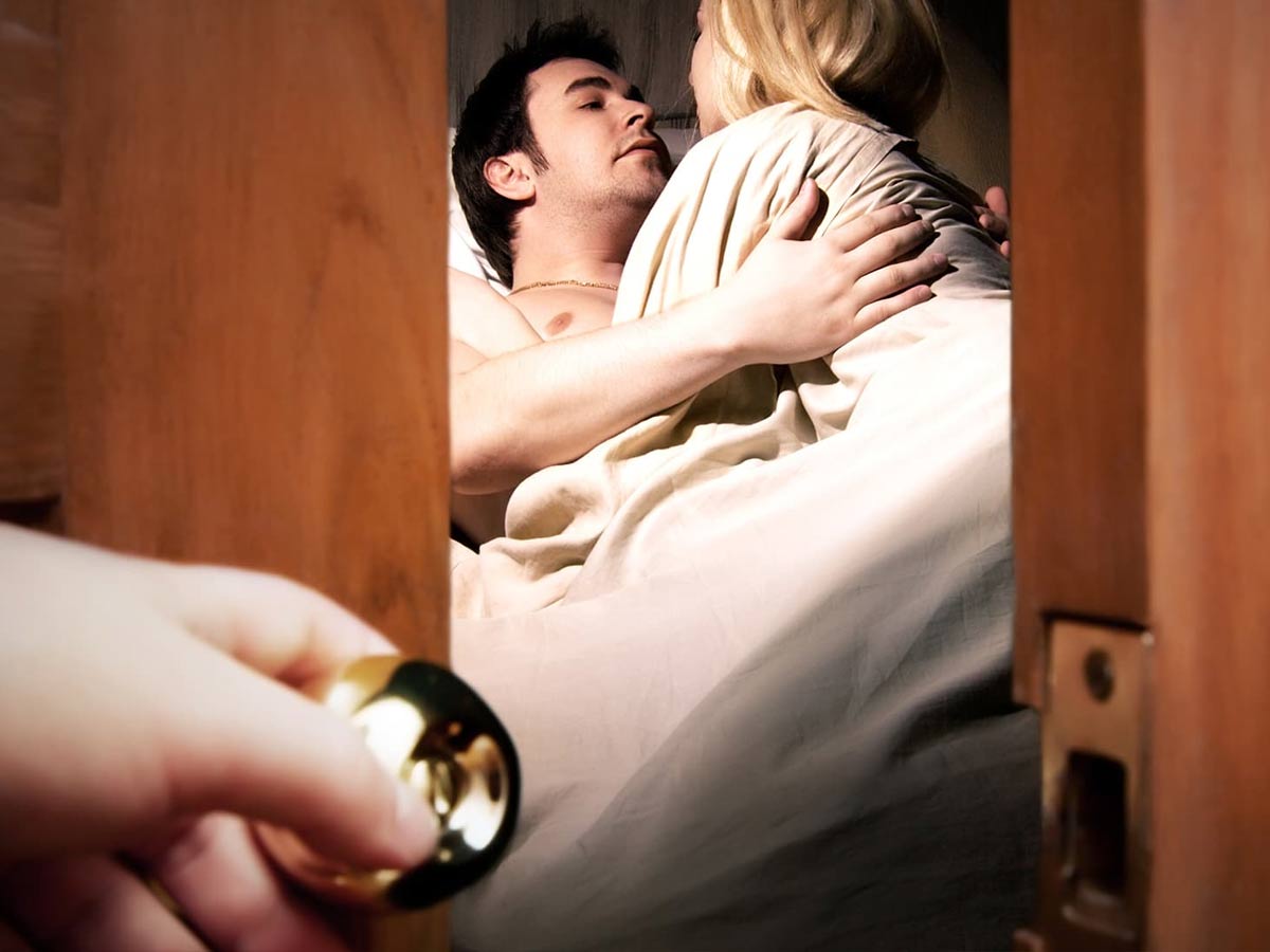 ప్రియుడితో భార్య రాసలీలలు.. భర్తకు తెలియడంతో అర్ధరాత్రి నడిరోడ్డుపై..