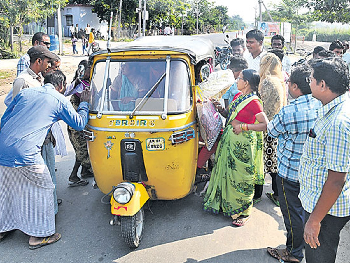 ఆటోల కోసం కాదు.. కూలీల కోసం రైతుల తిప్ప‌లు…