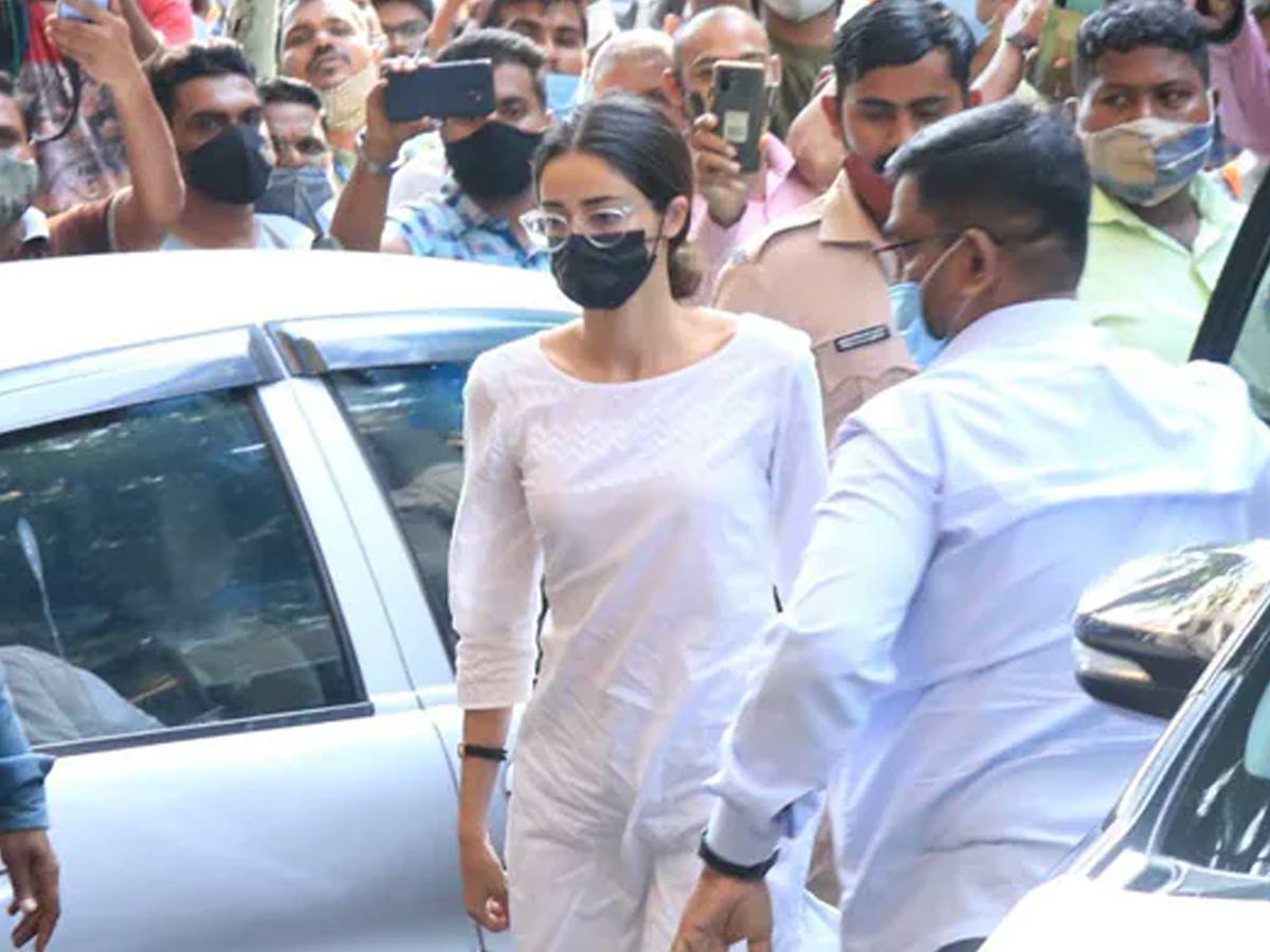 ఈడీ ముందు విచారణకు హాజరైన అనన్య పాండే