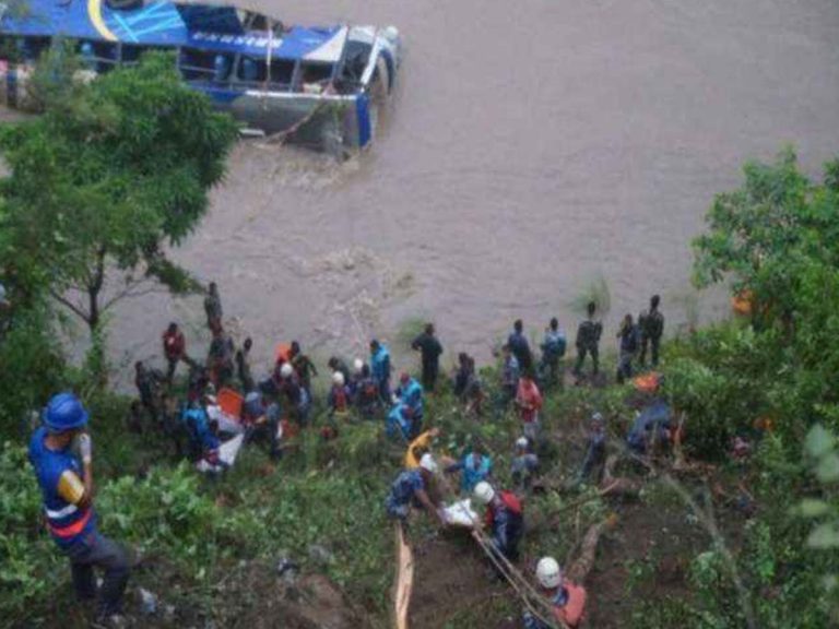 ఘోర‌ ప్ర‌మాదం:  లోయ‌లో ప‌డ్డ బ‌స్సు… 32 మంది మృతి…