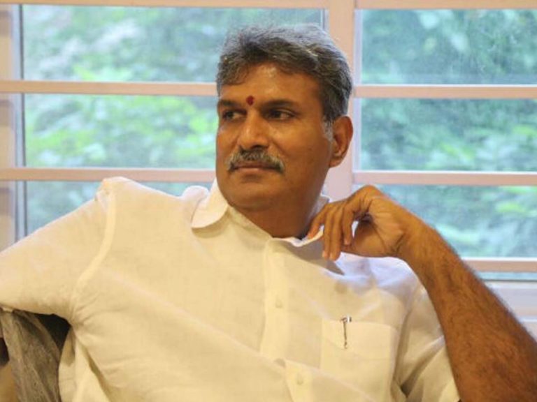 బెజ‌వాడ రాజ‌కీయం:  కేశినేని భ‌వ‌న్‌లో చంద్ర‌బాబు ఫొటోలు తొల‌గింపు…