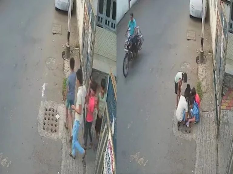 మ్యాన్‌హోల్‌పై పిల్లల ప్ర‌యోగం… తృటిలో త‌ప్పిన ప్ర‌మాదం…