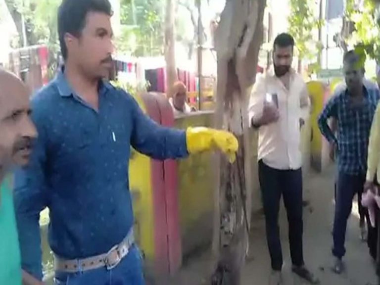 స్కూటీలోకి దూరిన పాము… ఎలా బ‌య‌ట‌కు తీశారంటే…