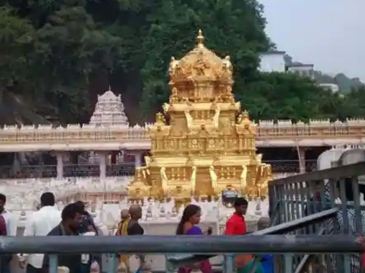 ఇంద్ర‌కీలాద్రికి పోటెత్తిన భ‌క్తులు…