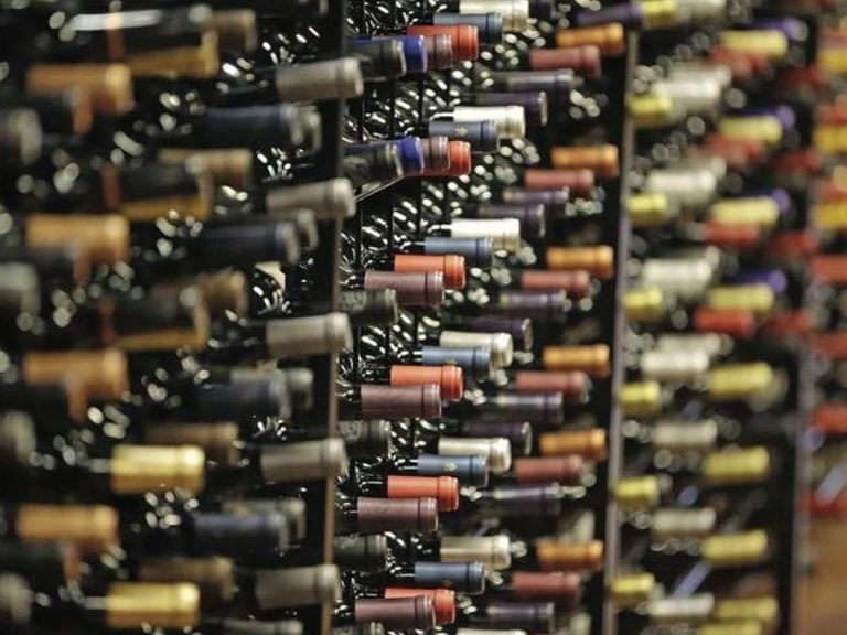 మద్యం దుకాణాల కోసం భారీగా దరఖాస్తులు..