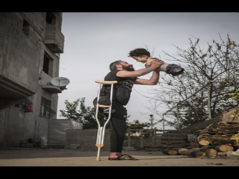 ప్ర‌పంచాన్ని కంట‌త‌డి పెట్టిస్తున్న ఫొటో…