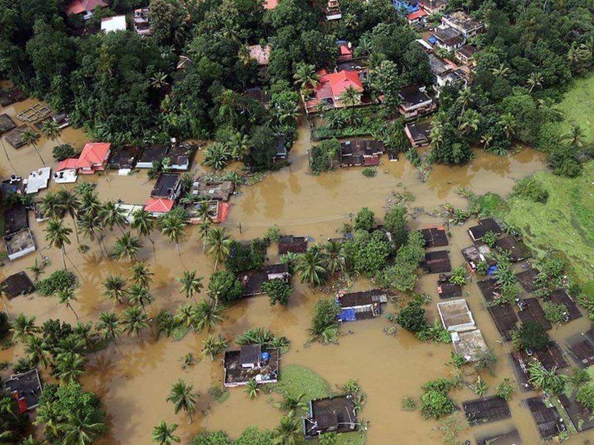 కేర‌ళ‌లో భారీ వ‌ర్షాలు… విరిగిప‌డ్డ కొండ‌చ‌రియ‌లు…