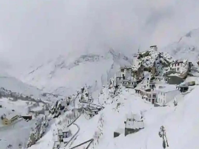 శీతాకాలానికి ముందే ఆ గ్రామాన్ని క‌మ్మేసిన మంచు…