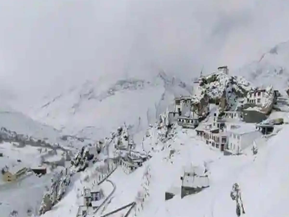 శీతాకాలానికి ముందే ఆ గ్రామాన్ని క‌మ్మేసిన మంచు…