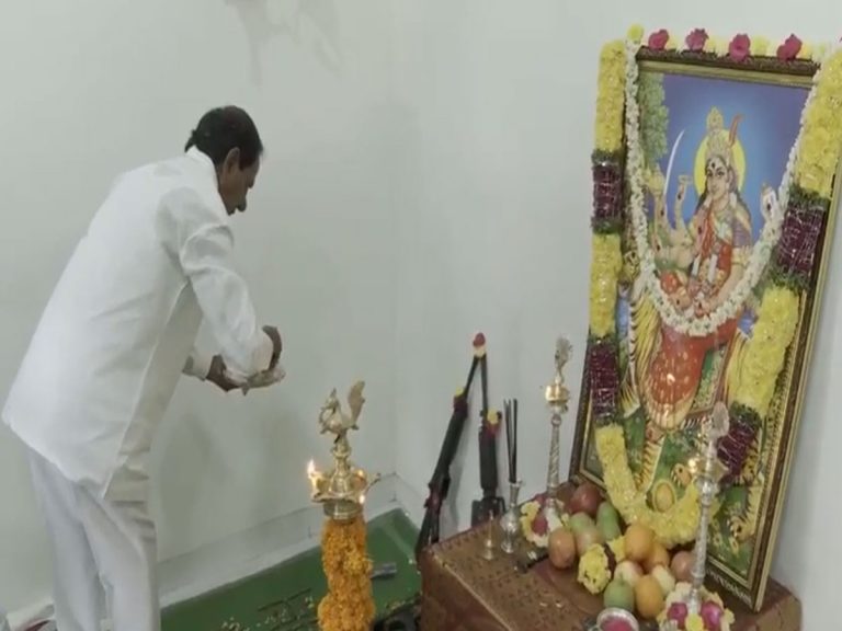 విజయ దశమి.. సీఎం కేసీఆర్‌ ప్రత్యేక పూజలు