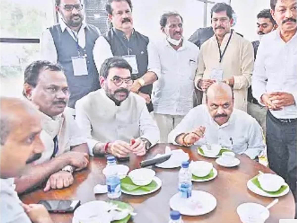 యువ పారిశ్రామికవేత్త‌లో సీఎం చాయ్‌పే చ‌ర్చ‌…