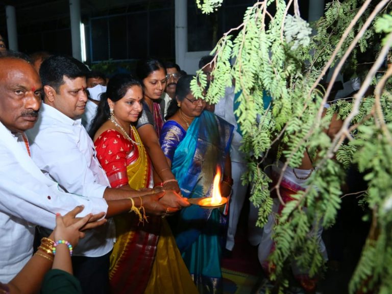 మ‌ళ్లీ సాధార‌ణ ప‌రిస్థితులు రావాలి.. దసరా వేడుకల్లో ఎమ్మెల్సీ కవిత