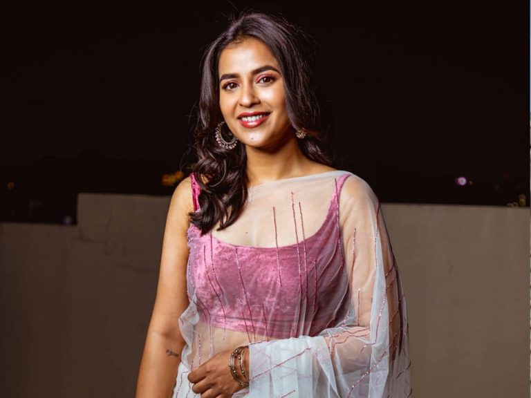 అట్ట్రాక్టీవ్ లుక్ లో రౌడీ గర్ల్ కోమలి ప్రసాద్