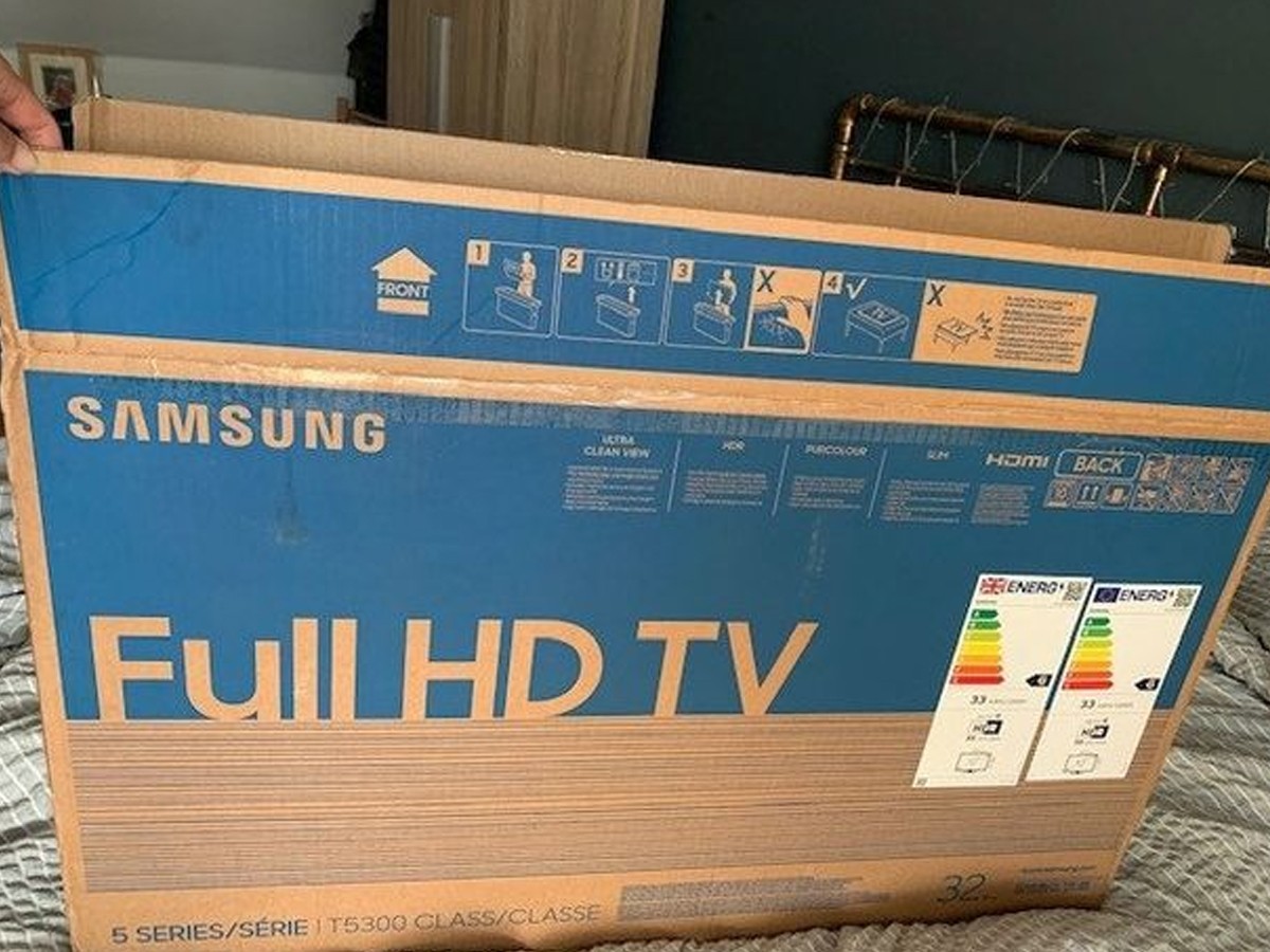 క్రిస్మ‌స్‌కోసం టీవీ కొంటే… టీవీతో పాటు బాక్సులో…