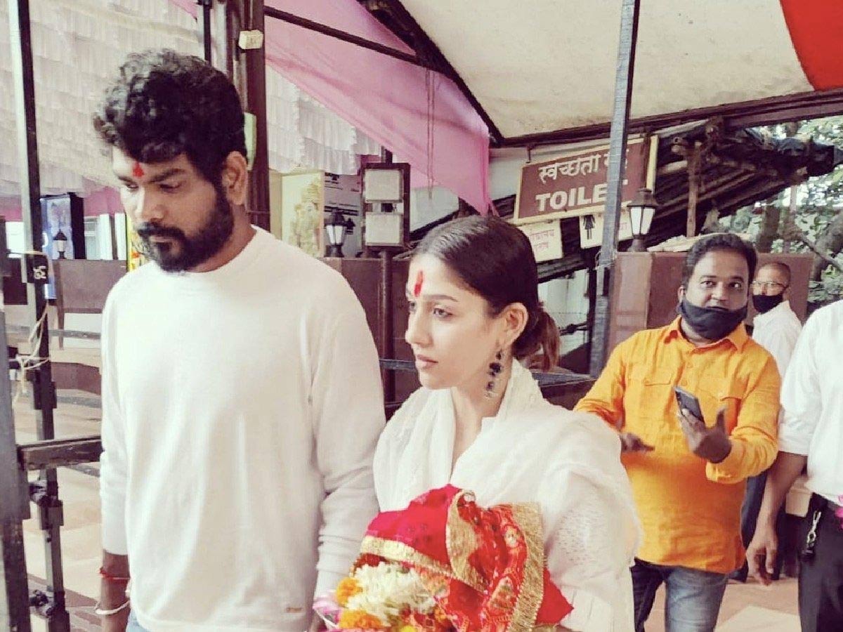 షిరిడి సాయిని దర్శించుకున్న నయన్, విగ్నేష్