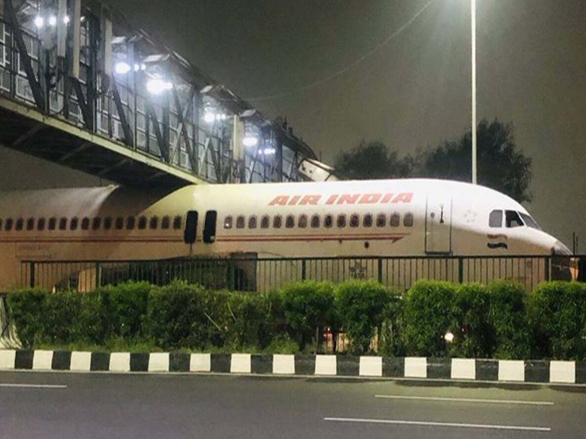 వంతెన కింద ఇరుక్కుపోయిన విమానం… వైర‌ల్‌…