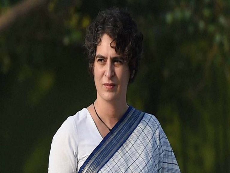 కాంగ్రెస్‌ అధికారంలోకి వస్తే విద్యార్థినులకు స్మార్ట్‌ ఫోన్‌లు, స్కూటీలు