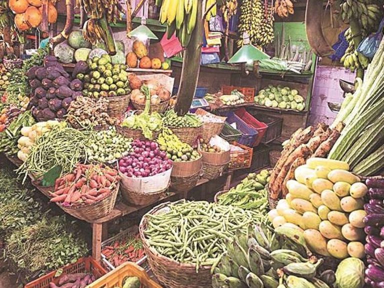 పాక్ మంత్రి వివాదాస్ప‌ద వ్యాఖ్య‌లు… త‌క్కువ‌గా తినండి…