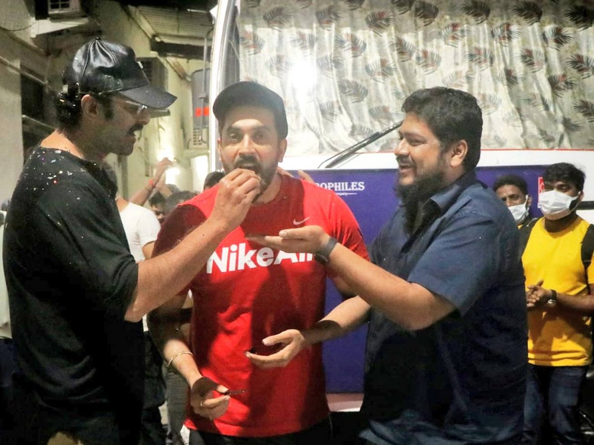 ఆదిపురుష్ : లక్ష్మణుడి బర్త్ డే వేడుకల్లో టీం