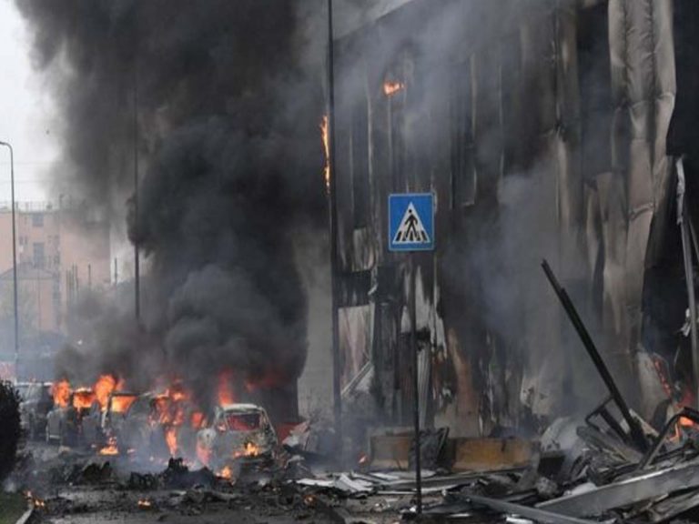 దారుణం:  భ‌వ‌నాన్ని డీకొట్టిన విమానం… బిలీనియ‌ర్‌తో స‌హా 8 మంది మృతి…