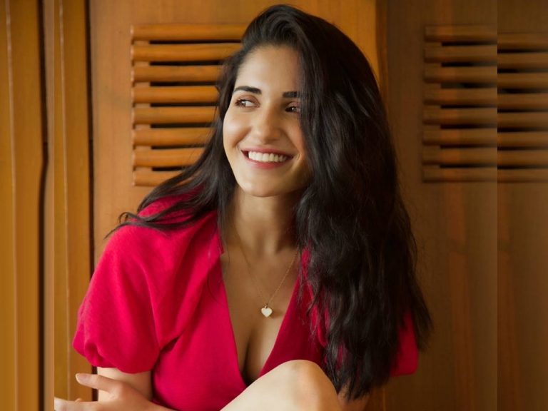 రెడ్ డ్రెస్ లో రుహాని శర్మ లుక్ అదుర్స్