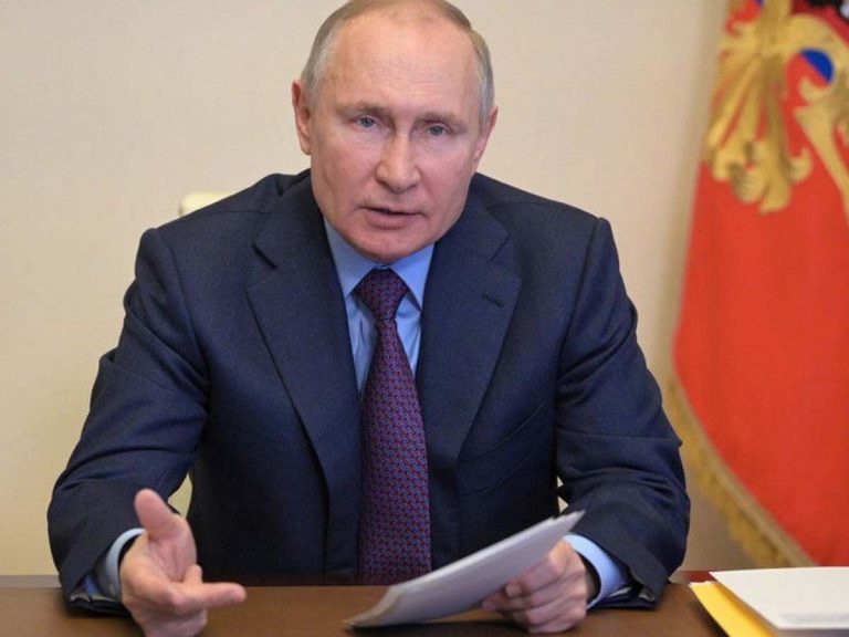 క‌రోనా ఎఫెక్ట్‌:  ర‌ష్యాలో ఉద్యోగులంద‌రికీ వారం రోజులు సెల‌వులు…