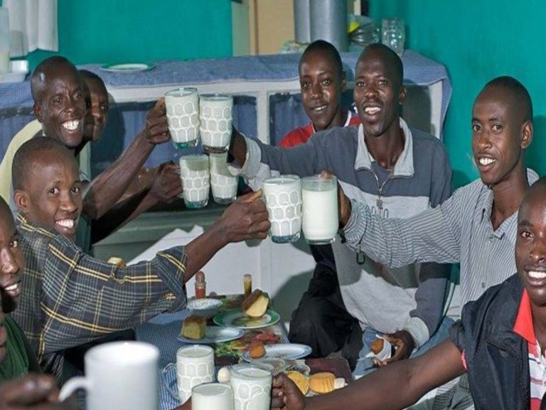 అక్క‌డ పాలు తాగేందుకే బార్ల‌కు వెళ్తుంటార‌ట‌…