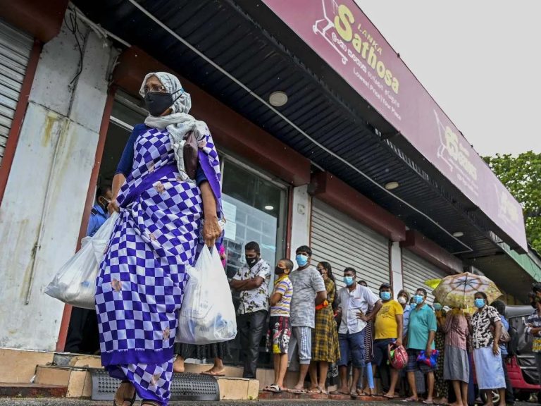 అక్క‌డ లీట‌ర్ పాలు వెయ్యి రూపాయ‌లు… భ‌య‌పెడుతున్న గ్యాస్ సిలిండ‌ర్‌…